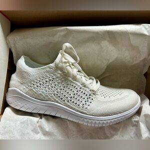 Women’s White Nike Flyknit Sneakers (LIKE NEW)
